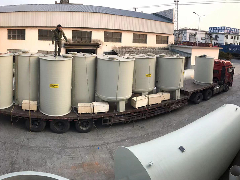 發(fā)往江蘇無錫某公司的大型PP儲(chǔ)罐和PP攪拌罐